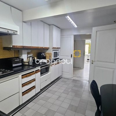 Casa com 350m², 4 quartos (sendo 3 suítes), 2 garagens, no bairro Centro em Florianópolis