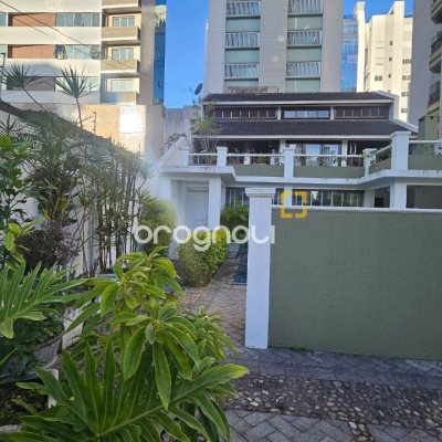 Casa com 350m², 4 quartos (sendo 3 suítes), 2 garagens, no bairro Centro em Florianópolis