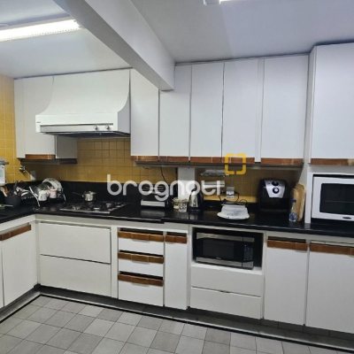 Casa com 350m², 4 quartos (sendo 3 suítes), 2 garagens, no bairro Centro em Florianópolis