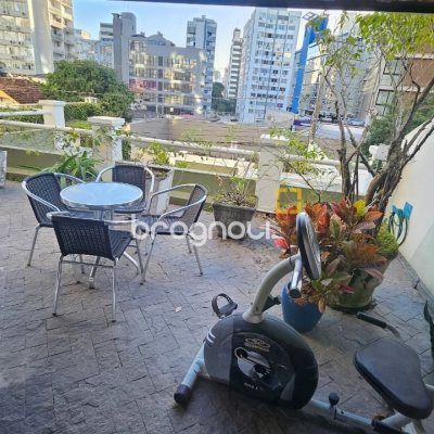 Casa com 350m², 4 quartos (sendo 3 suítes), 2 garagens, no bairro Centro em Florianópolis