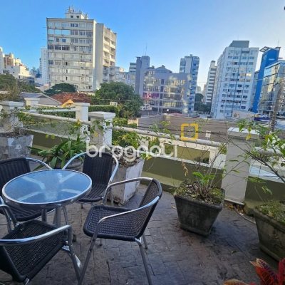 Casa com 350m², 4 quartos (sendo 3 suítes), 2 garagens, no bairro Centro em Florianópolis