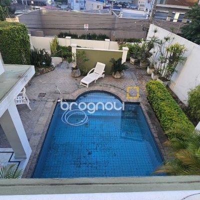 Casa com 350m², 4 quartos (sendo 3 suítes), 2 garagens, no bairro Centro em Florianópolis