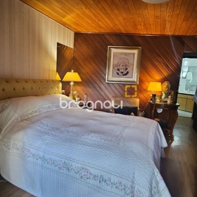 Casa com 350m², 4 quartos (sendo 3 suítes), 2 garagens, no bairro Centro em Florianópolis