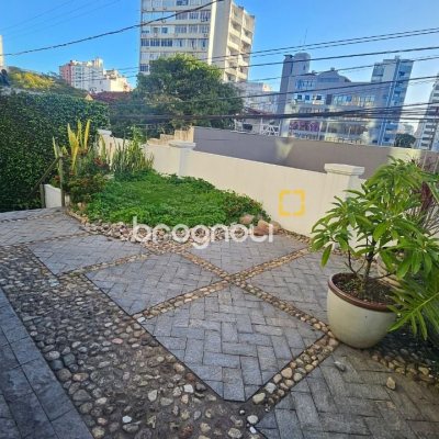 Casa com 350m², 4 quartos (sendo 3 suítes), 2 garagens, no bairro Centro em Florianópolis