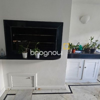 Casa com 350m², 4 quartos (sendo 3 suítes), 2 garagens, no bairro Centro em Florianópolis