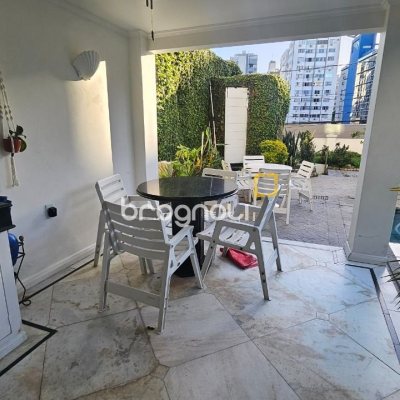 Casa com 350m², 4 quartos (sendo 3 suítes), 2 garagens, no bairro Centro em Florianópolis