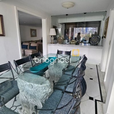 Casa com 350m², 4 quartos (sendo 3 suítes), 2 garagens, no bairro Centro em Florianópolis