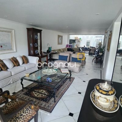 Casa com 350m², 4 quartos (sendo 3 suítes), 2 garagens, no bairro Centro em Florianópolis