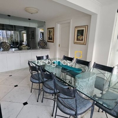Casa com 350m², 4 quartos (sendo 3 suítes), 2 garagens, no bairro Centro em Florianópolis