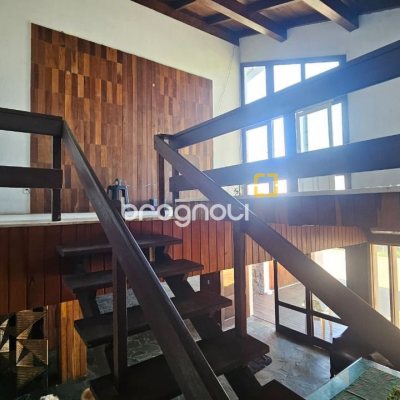 Casa com 315m², 4 quartos (sendo 2 suítes), 2 garagens, no bairro Cachoeira do Bom Jesus em Florianópolis
