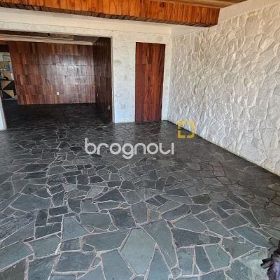 Casa com 315m², 4 quartos (sendo 2 suítes), 2 garagens, no bairro Cachoeira do Bom Jesus em Florianópolis