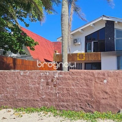 Casa com 315m², 4 quartos (sendo 2 suítes), 2 garagens, no bairro Cachoeira do Bom Jesus em Florianópolis