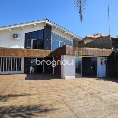 Casa com 315m², 4 quartos (sendo 2 suítes), 2 garagens, no bairro Cachoeira do Bom Jesus em Florianópolis