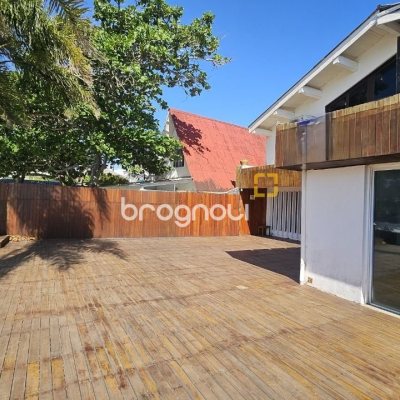 Casa com 315m², 4 quartos (sendo 2 suítes), 2 garagens, no bairro Cachoeira do Bom Jesus em Florianópolis