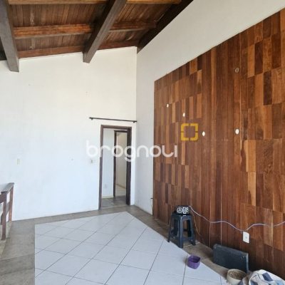Casa com 315m², 4 quartos (sendo 2 suítes), 2 garagens, no bairro Cachoeira do Bom Jesus em Florianópolis