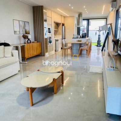 Casa com 160m², 3 quartos (sendo 1 suíte), 2 garagens, no bairro Campeche em Florianópolis