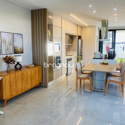 Casa com 160m², 3 quartos (sendo 1 suíte), 2 garagens, no bairro Campeche em Florianópolis