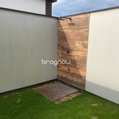 Casa com 160m², 3 quartos (sendo 1 suíte), 2 garagens, no bairro Campeche em Florianópolis