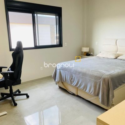 Casa com 160m², 3 quartos (sendo 1 suíte), 2 garagens, no bairro Campeche em Florianópolis