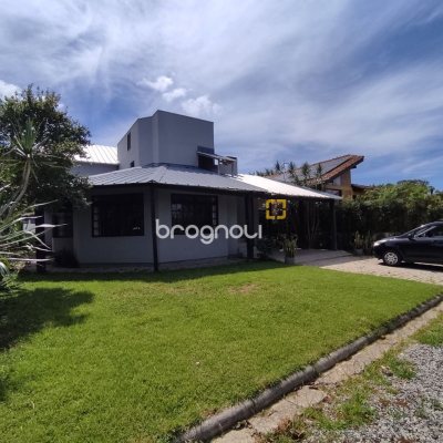 Casa com 257m², 5 quartos (sendo 2 suítes), 2 garagens, no bairro Cachoeira do Bom Jesus em Florianópolis