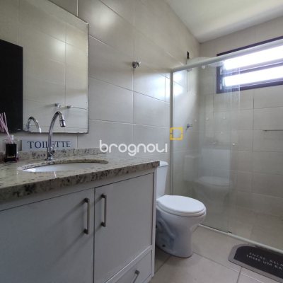 Casa com 257m², 5 quartos (sendo 2 suítes), 2 garagens, no bairro Cachoeira do Bom Jesus em Florianópolis