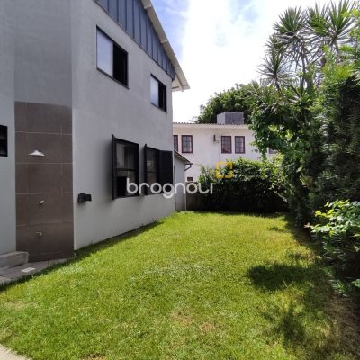 Casa com 257m², 5 quartos (sendo 2 suítes), 2 garagens, no bairro Cachoeira do Bom Jesus em Florianópolis