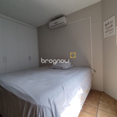 Casa com 257m², 5 quartos (sendo 2 suítes), 2 garagens, no bairro Cachoeira do Bom Jesus em Florianópolis
