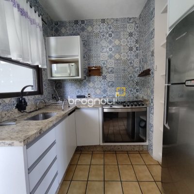 Casa com 257m², 5 quartos (sendo 2 suítes), 2 garagens, no bairro Cachoeira do Bom Jesus em Florianópolis