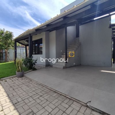 Casa com 257m², 5 quartos (sendo 2 suítes), 2 garagens, no bairro Cachoeira do Bom Jesus em Florianópolis