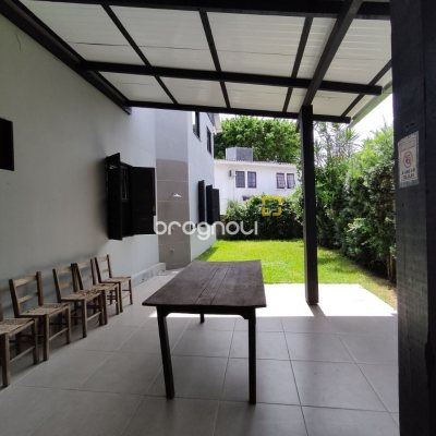 Casa com 257m², 5 quartos (sendo 2 suítes), 2 garagens, no bairro Cachoeira do Bom Jesus em Florianópolis