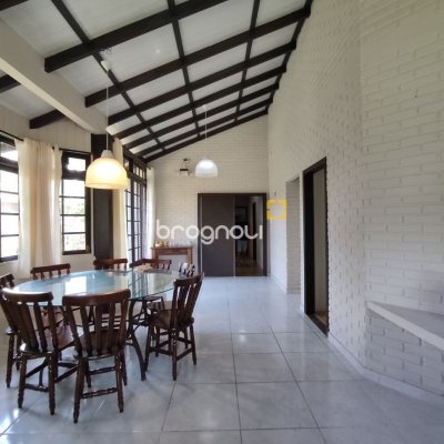 Casa com 257m², 5 quartos (sendo 2 suítes), 2 garagens, no bairro Cachoeira do Bom Jesus em Florianópolis