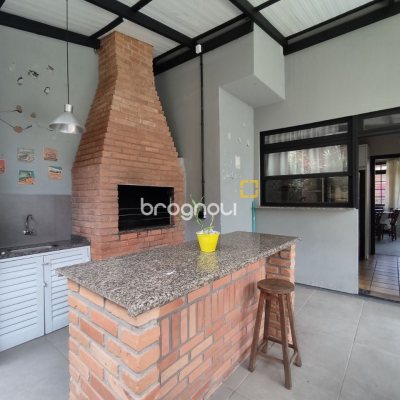 Casa com 257m², 5 quartos (sendo 2 suítes), 2 garagens, no bairro Cachoeira do Bom Jesus em Florianópolis
