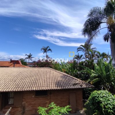 Casa com 257m², 5 quartos (sendo 2 suítes), 2 garagens, no bairro Cachoeira do Bom Jesus em Florianópolis