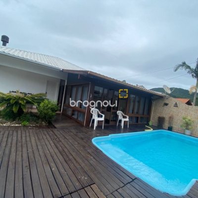 Casa com 250m², 4 quartos (sendo 1 suíte), 4 garagens, no bairro Ingleses em Florianópolis