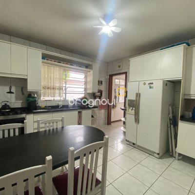Casa com 250m², 4 quartos (sendo 1 suíte), 4 garagens, no bairro Ingleses em Florianópolis