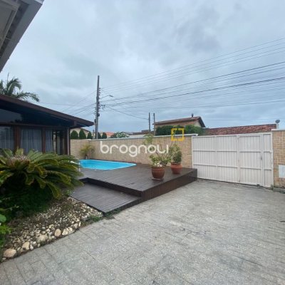 Casa com 250m², 4 quartos (sendo 1 suíte), 4 garagens, no bairro Ingleses em Florianópolis