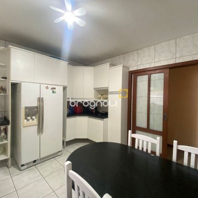 Casa com 250m², 4 quartos (sendo 1 suíte), 4 garagens, no bairro Ingleses em Florianópolis