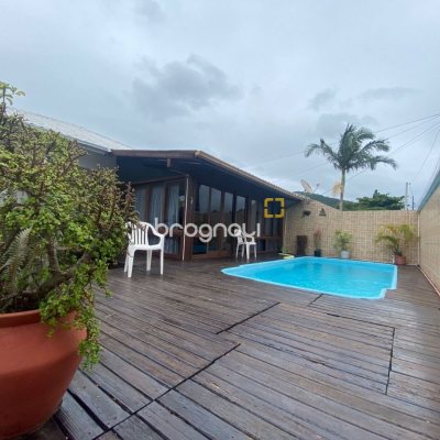 Casa com 250m², 4 quartos (sendo 1 suíte), 4 garagens, no bairro Ingleses em Florianópolis