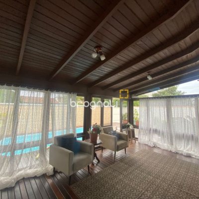 Casa com 250m², 4 quartos (sendo 1 suíte), 4 garagens, no bairro Ingleses em Florianópolis