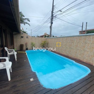 Casa com 250m², 4 quartos (sendo 1 suíte), 4 garagens, no bairro Ingleses em Florianópolis