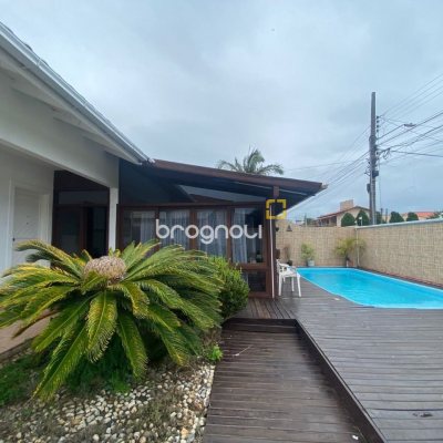 Casa com 250m², 4 quartos (sendo 1 suíte), 4 garagens, no bairro Ingleses em Florianópolis