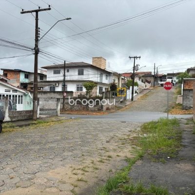 Casa com 124m², 4 quartos, 3 garagens, no bairro Areias em São José