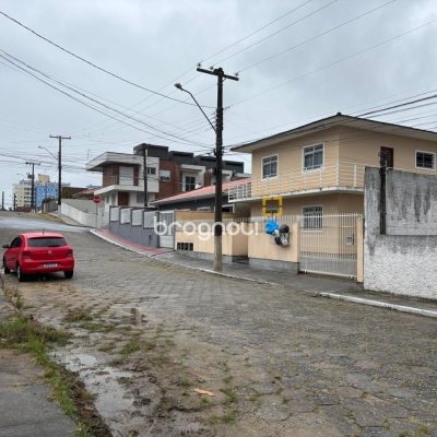 Casa com 124m², 4 quartos, 3 garagens, no bairro Areias em São José