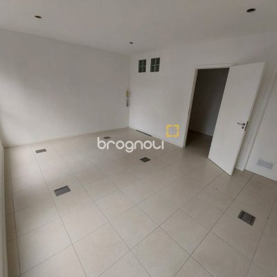 Sala com 35m², 1 garagem, no bairro Trindade em Florianópolis
