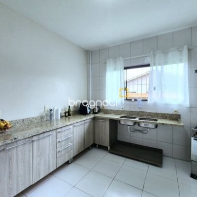 Casa com 112m², 2 quartos (sendo 1 suíte), 5 garagens, no bairro São Sebastião em Palhoça