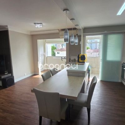 Apartamento com 89m², 3 quartos (sendo 1 suíte), 2 garagens, no bairro Centro em Florianópolis