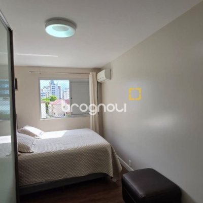 Apartamento com 89m², 3 quartos (sendo 1 suíte), 2 garagens, no bairro Centro em Florianópolis