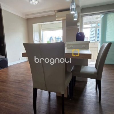 Apartamento com 89m², 3 quartos (sendo 1 suíte), 2 garagens, no bairro Centro em Florianópolis