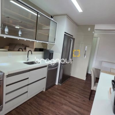 Apartamento com 89m², 3 quartos (sendo 1 suíte), 2 garagens, no bairro Centro em Florianópolis