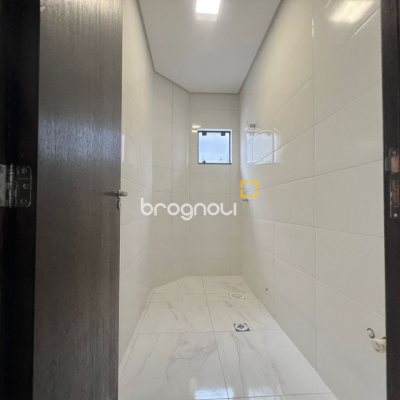 Casa com 68m², 2 quartos (sendo 1 suíte), 1 garagem, no bairro Morro da Pedras em Florianópolis